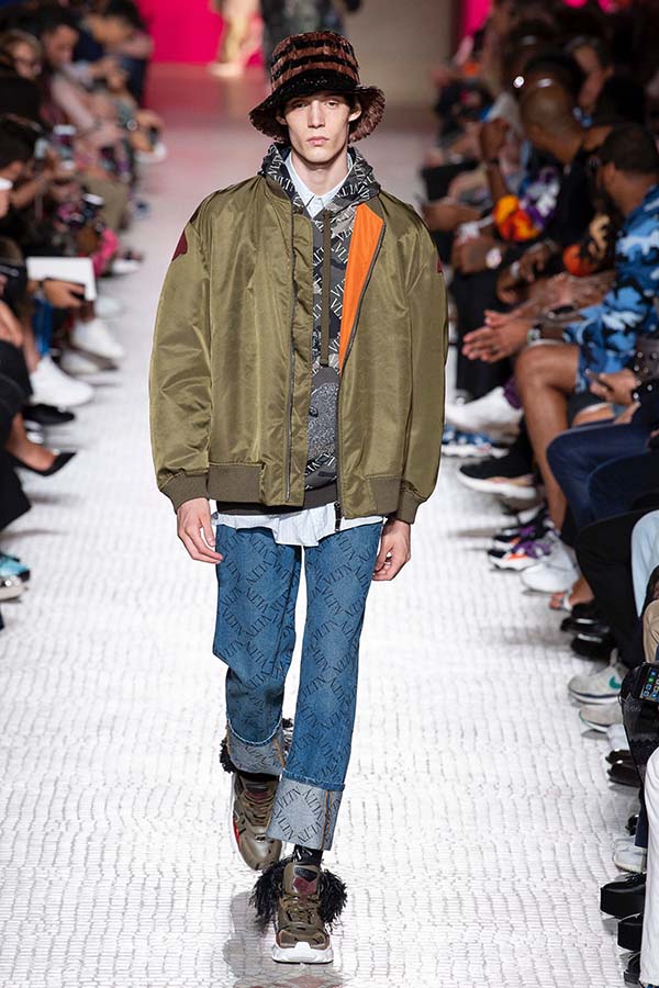 Модная мужская верхняя одежда весна-лето 2019 от Valentino бомбер 2019 фото